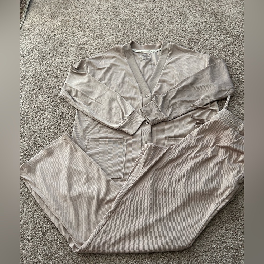 Live 2 Lounge Champagne Two Piece Lounge Set
Cardigan Style Top & Pants
Size M